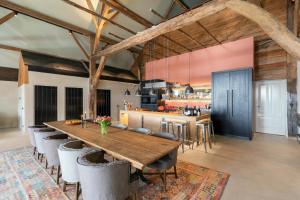 a large dining room with a wooden table and chairs at Het Rentmeestershuis in Eck en Wiel