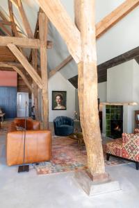 sala de estar con vigas de madera y chimenea en Het Rentmeestershuis, en Eck en Wiel
