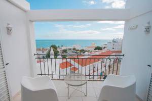 Un balcón con sillas y vistas al océano. en Apartamento Luztur, en Luz