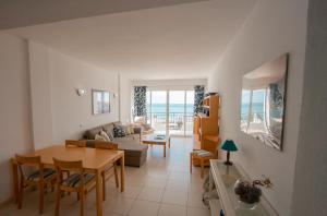 a living room with a table and a couch at Apartamento Luztur in Luz