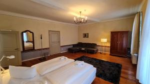 Postel nebo postele na pokoji v ubytování Hotel Cranach-Herberge City Centre