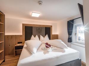 Uma cama ou camas num quarto em Dorfkaiser Appartements