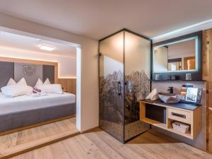 Uma cama ou camas num quarto em Dorfkaiser Appartements