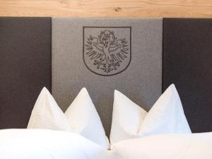 Uma cama ou camas num quarto em Dorfkaiser Appartements