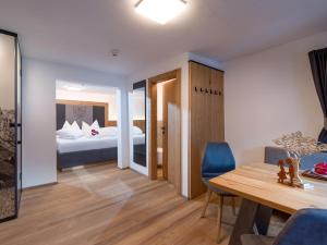 Uma cama ou camas num quarto em Dorfkaiser Appartements