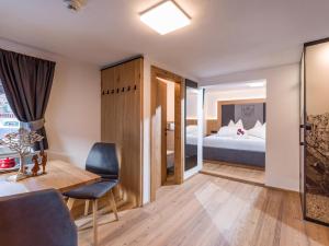 Uma cama ou camas num quarto em Dorfkaiser Appartements
