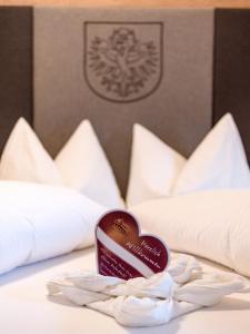 Uma cama ou camas num quarto em Dorfkaiser Appartements