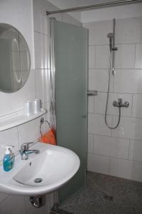 een badkamer met een wastafel en een douche bij Gästehaus Nikita in Rust