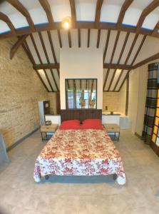 1 dormitorio con 1 cama grande con almohadas rojas en Le Clos Saint Gilles, T5, village viticole, en Ladoix Serrigny