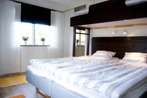 Säng eller sängar i ett rum på VILLA SOLSIDAN, Hälsingland, Sweden