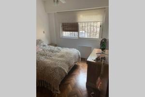 Giường trong phòng chung tại Espectacular departamento en el corazón de Martinez