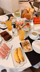 uma mesa com muitos pratos de comida em Hotel Amália em São Paulo