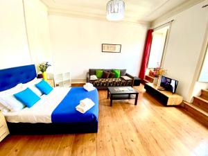 1 dormitorio con 1 cama azul y 1 sofá en Chiado Central Guest House Lisbon Room Classic with shared bathroom, en Lisboa