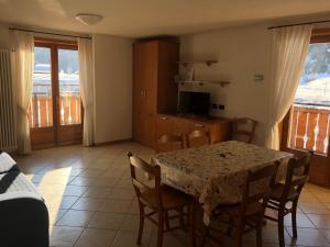 cocina y comedor con mesa y sillas en Mountain Home - Families Holidays, en Valdidentro