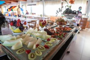 um buffet com muitos tipos diferentes de comida em uma mesa em HOTEL POUSADA OCEANO em Torres