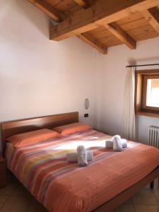 1 dormitorio con 1 cama con 2 toallas en Mountain Home - Families Holidays en Valdidentro