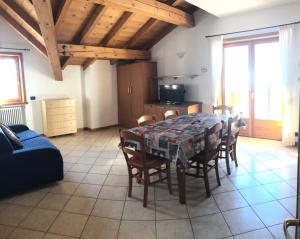 ein Esszimmer mit einem Tisch und einigen Stühlen in der Unterkunft Mountain Home - Families Holidays in Valdidentro