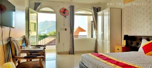 een slaapkamer met een bed, een tafel en een raam bij Bai Truoc Hotel in Vung Tau