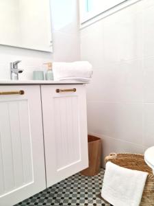 baño con armario blanco y lavamanos en Oria studio's, en Eilat