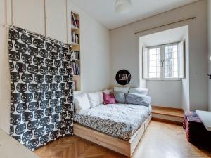 sypialnia z łóżkiem i ścianą z kubkami w obiekcie Coronari Enchanting Two Bedroom w Rzymie