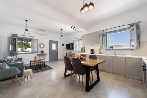 une cuisine et un salon avec une table et des chaises dans l'établissement Parian Dream, à Náoussa