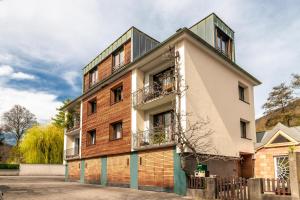 un immeuble d'appartements avec un mur en bois dans l'établissement Gîte les oiseaux, à Kaysersberg