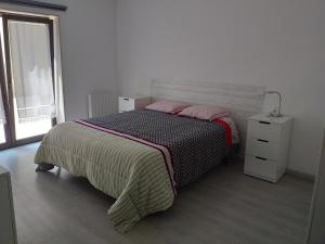 ポボア・デ・バルジンにあるEstrela de Aver o Marのベッドルーム1室(ベッド1台、ランプ、窓付)