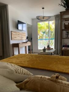 una camera da letto con due letti e una grande finestra di Mango Paradise a Saint-François Altre 16 foto