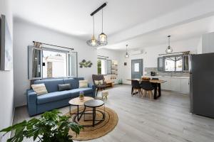 salon z niebieską kanapą i stołem w obiekcie Mediterranean Harmony w mieście Nausa