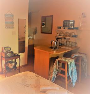 Habitación con mesa, 2 sillas y cocina. en Rosenhof Studio Apartment, en Clanwilliam