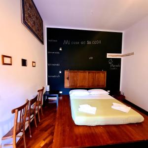 マルサラにあるControvento apartmentのベッドルーム1室(ベッド2台付)、壁にチョークボードが備わります。
