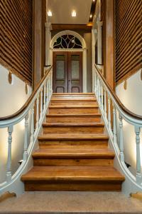 eine Treppe, die zu einer Tür führt in der Unterkunft Bacharéis Charming House in Figueira da Foz