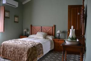 una camera da letto con un letto e un tavolo con una lampada di Casa Rural Los Jarales Número Registro TR-CC-00365 a Casar de Cáceres