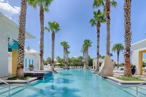 - une piscine avec des palmiers dans un complexe dans l'établissement Cloud Nine, à Panama City Beach