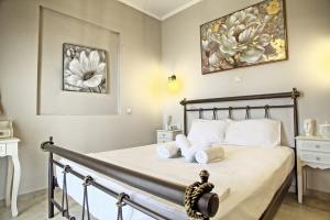 a bedroom with a bed with towels on it at Villa Ventus in Chortáta