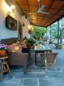 Hinojosa de Duero的住宿－里爾金塔德拉康塞普西旅館，客厅配有沙发和桌子