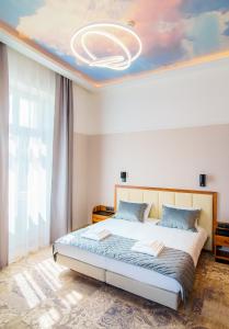 Postel nebo postele na pokoji v ubytování Sky Hotel Kraków