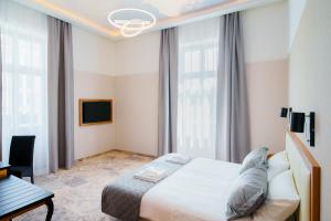 Postel nebo postele na pokoji v ubytování Sky Hotel Kraków