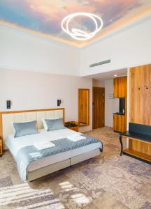 sypialnia z dużym łóżkiem i telewizorem w obiekcie Sky Hotel Kraków w Krakowie