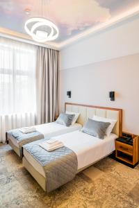 Postel nebo postele na pokoji v ubytování Sky Hotel Kraków