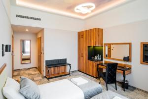 TV a/nebo společenská místnost v ubytování Sky Hotel Kraków