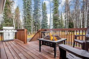 Un balcón o terraza en Peaceful Nature Escape with Deck in North Pole!