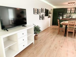 A television and/or entertainment centre at Appartamento Giovanna Rosegg