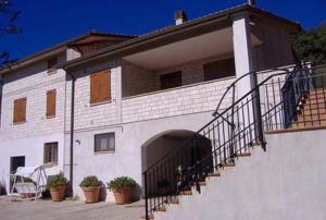 un grande edificio bianco con una scala di fronte di Villa Flora a Perugia