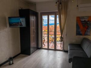 Televízia a/alebo spoločenská miestnosť v ubytovaní Attico43 Openspace Fronte Mare