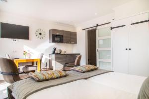 ザウテランデにあるLuxe kamer Chambre Renard met eigen terrasのベッドルーム1室(ベッド1台、椅子、デスク付)