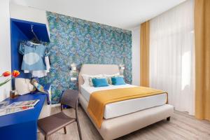 ein Schlafzimmer mit einem Bett und einer blauen Wand in der Unterkunft Shabby Chic Seaview Apartments in Castellammare di Stabia