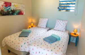 Una cama o camas en una habitación de Kaz O'Rocher - Sea View Appartements