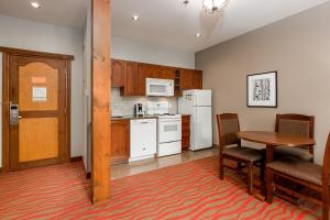 - une cuisine et une salle à manger avec une table et des chaises dans l'établissement La Tour des Voyageurs II, à Mont-Tremblant