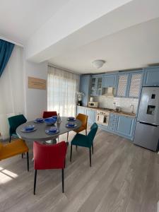 eine Küche und ein Esszimmer mit einem Tisch und Stühlen in der Unterkunft Seafront Mamaia - Casa Del Mar Residence in Mamaia